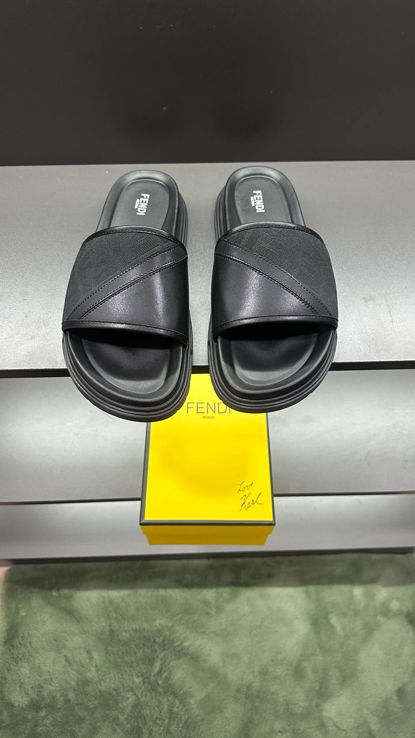 P300 [Fendi Slippers] High-end men's shoes brand, official website 1:1 latest masterpiece: original mold customization, fabrics made of imported original materials, upgraded outsole, lighter and non-slip. The market's top quality, simple yet tasteful, a must-have for fashionistas, fashionable at your feet, full of confidence, the same style at the counter 👍The season of summer slippers is here. Code: 38-45, 46 order